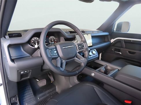 Used 2025 Land Rover Defender 90 S image 25