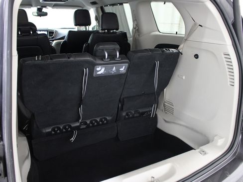 Used 2017 Chrysler Pacifica Touring-L image 22