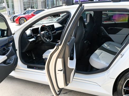 Used 2026 BMW M5 Touring image 33