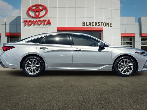 Used 2021 Toyota Avalon XLE FWD image 2