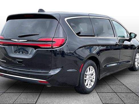 Used 2023 Chrysler Pacifica Touring-L FWD image 10
