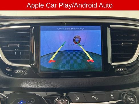 Used 2017 Chrysler Pacifica Touring-L FWD image 4