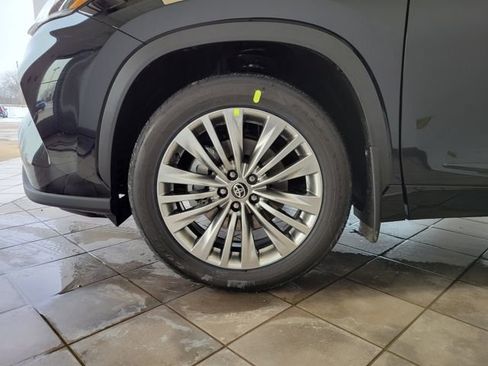 New 2026 Toyota Highlander Platinum image 18