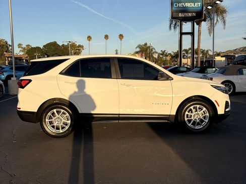 Used 2022 Chevrolet Equinox LS image 2