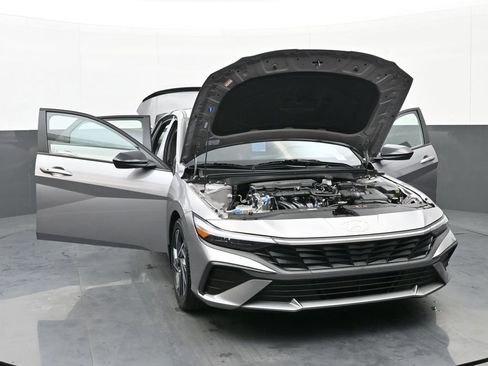 Certified 2025 Hyundai Elantra Sport image 49