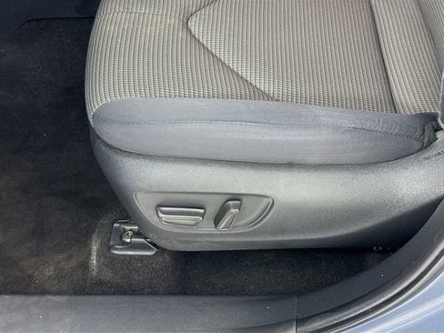 Used 2023 Toyota Highlander LE FWD image 18