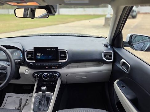 Used 2025 Hyundai Venue Limited image 18