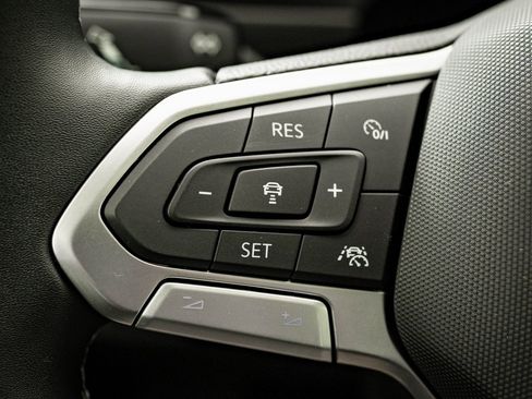 Used 2023 Volkswagen Tiguan SE w/ Panoramic Sunroof Package image 26