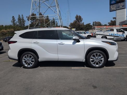 Used 2023 Toyota Highlander Limited FWD image 2