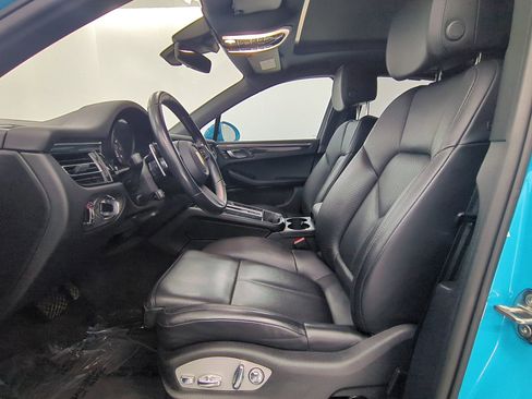 Certified 2023 Porsche Macan Turbo image 5