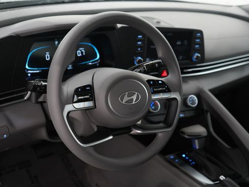 Certified 2025 Hyundai Elantra SE image 19
