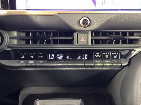 Used 2025 Toyota Crown Platinum AWD/4WD image 22