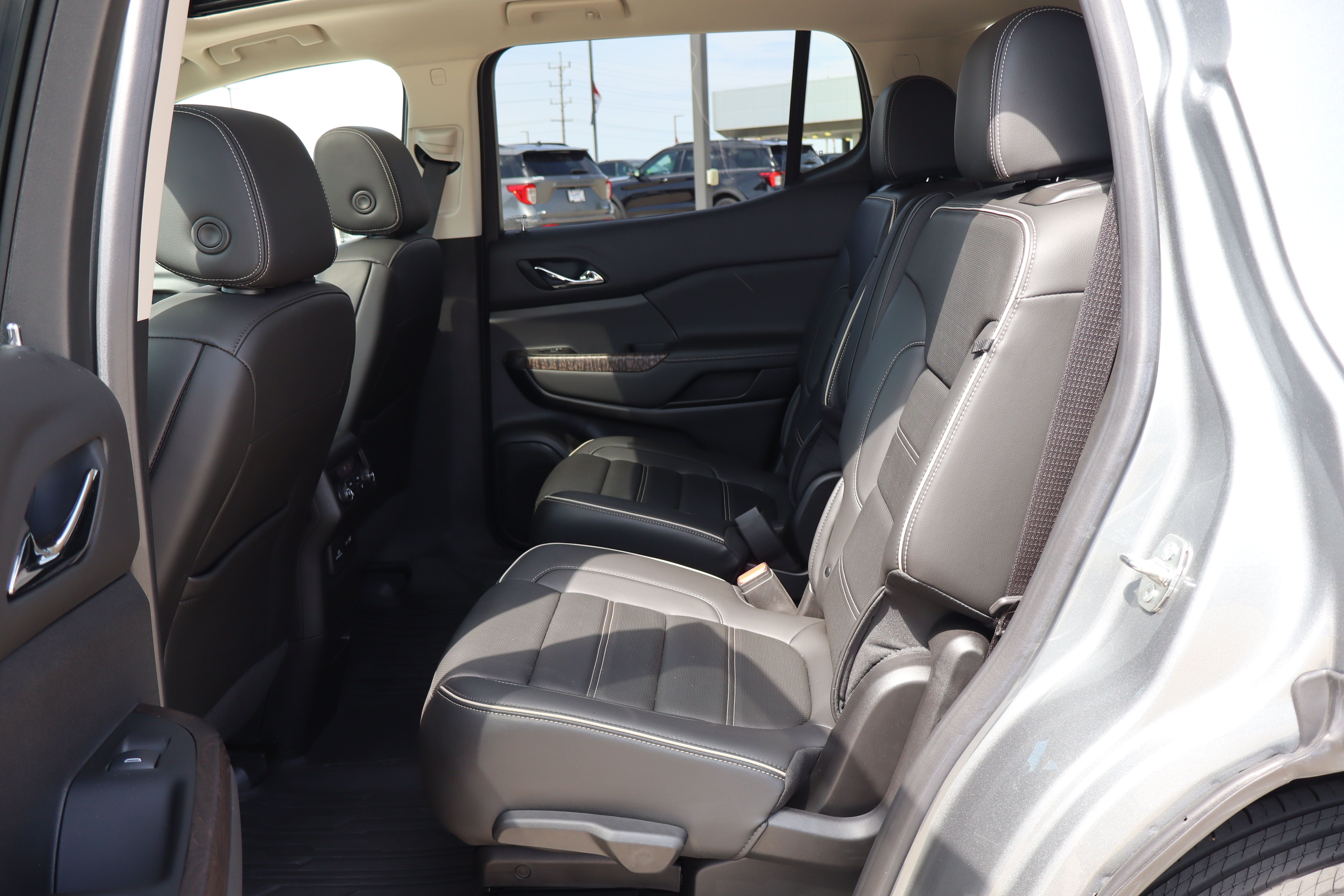 Used 2023 GMC Acadia Denali w/ Denali Ultimate Package AWD/4WD image 10