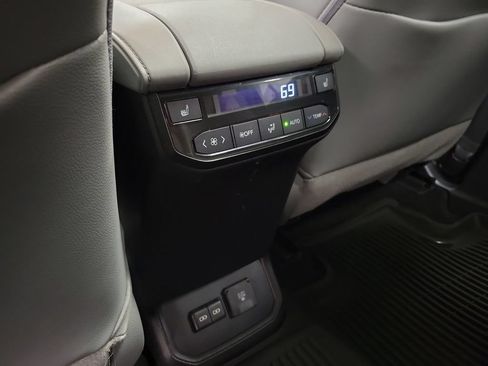 Used 2022 Toyota Highlander Platinum AWD/4WD image 32