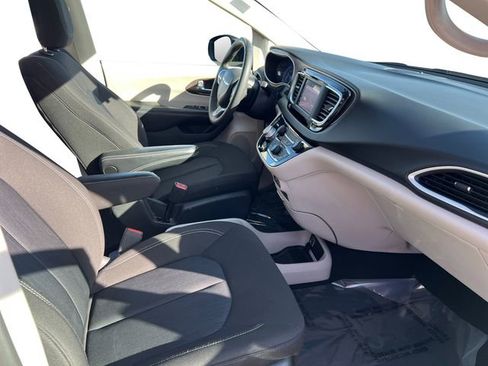 Used 2022 Chrysler Voyager LX FWD image 20