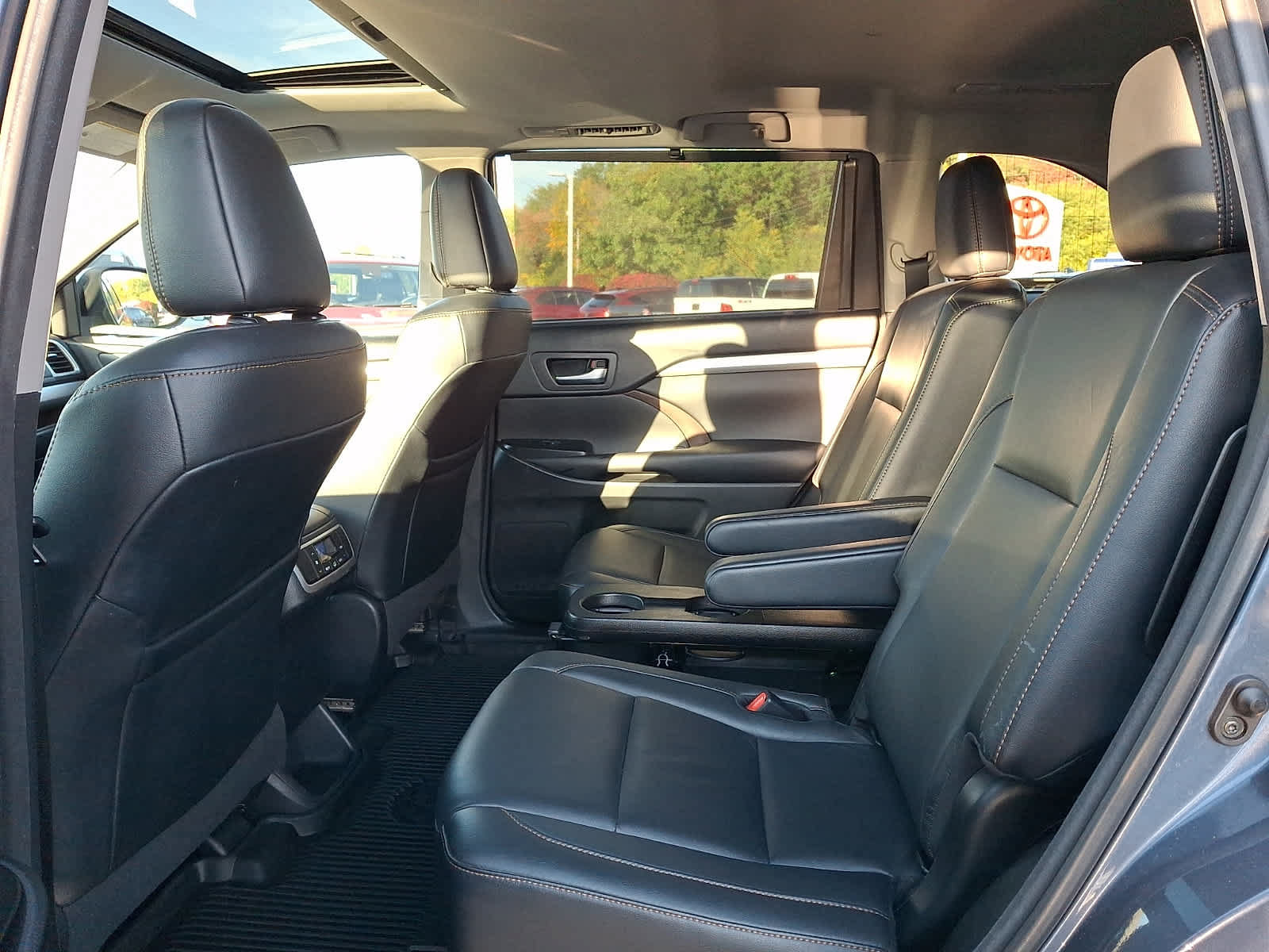 Used 2018 Toyota Highlander XLE AWD/4WD image 11