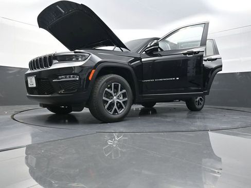 New 2025 Jeep Grand Cherokee Limited w/ Luxury Tech Group II AWD/4WD image 32