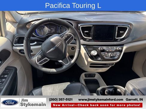 Used 2017 Chrysler Pacifica Touring-L FWD image 7