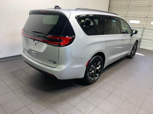 New 2026 Chrysler Pacifica Limited image 3
