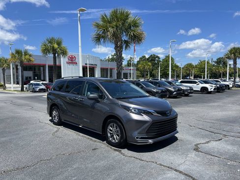Used 2024 Toyota Sienna XLE FWD image 2