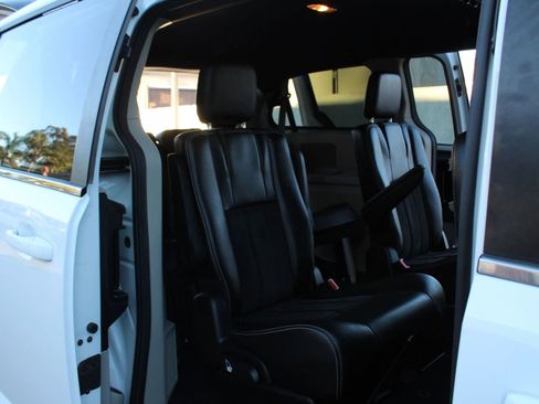 Used 2019 Dodge Grand Caravan SXT image 11