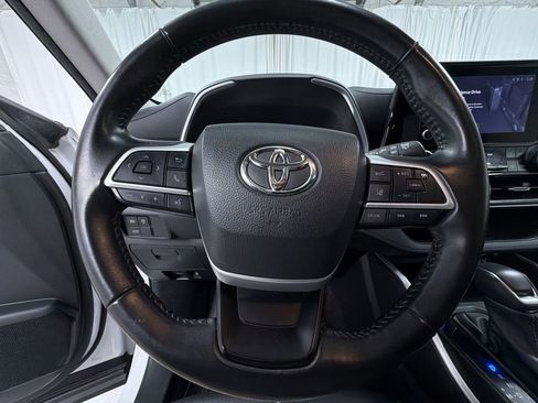 Used 2023 Toyota Highlander XLE AWD/4WD image 12