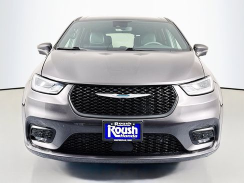 Used 2022 Chrysler Pacifica Touring-L w/ Uconnect Theater Family Group image 2