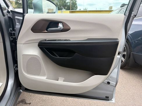 Used 2018 Chrysler Pacifica Touring Plus FWD image 23