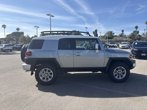 Used 2012 Toyota FJ Cruiser 4WD w/ Upgrade Pkg image 4