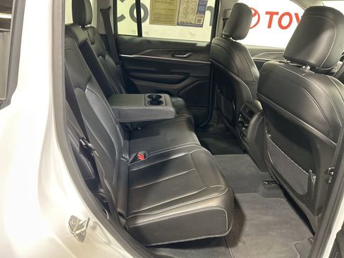 Used 2023 Jeep Grand Cherokee Limited image 16