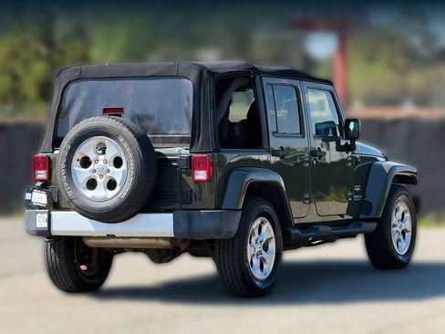 Used 2015 Jeep Wrangler Unlimited Sahara w/ Connectivity Group AWD/4WD image 9