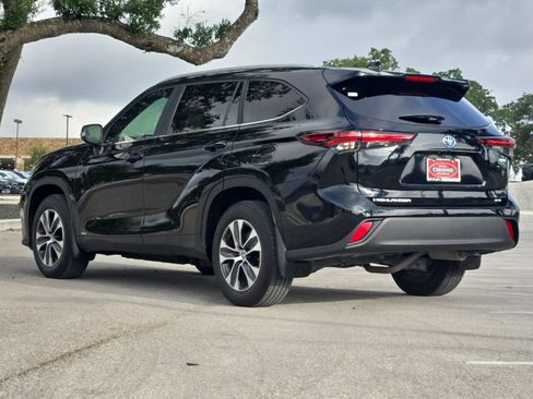 Used 2024 Toyota Highlander XLE AWD/4WD image 3