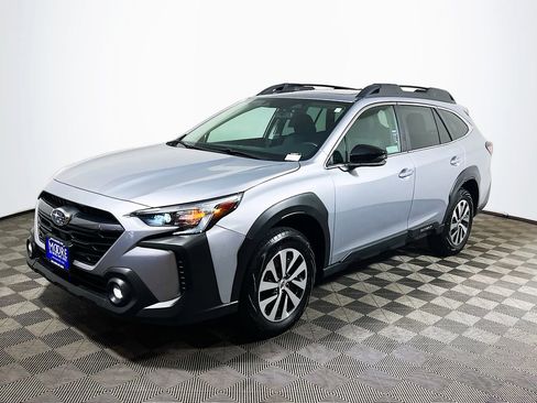 Used 2025 Subaru Outback Premium AWD/4WD image 3