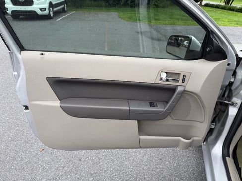 Used 2009 Ford Focus SES FWD image 12