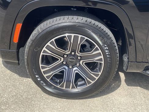 New 2025 Jeep Wagoneer L Base image 11