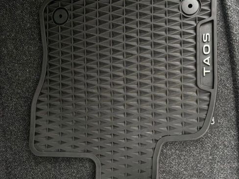 Certified 2025 Volkswagen Taos SE image 21