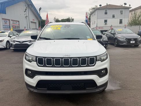 Used 2024 Jeep Compass Latitude AWD/4WD image 3