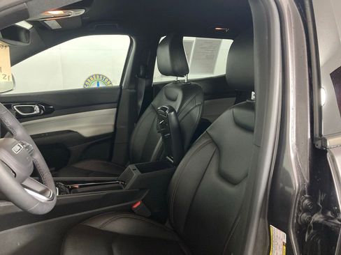 Used 2024 Jeep Compass Limited image 10