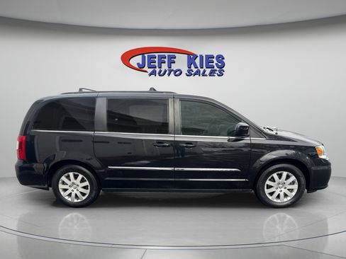 Used 2016 Chrysler Town & Country Touring image 4