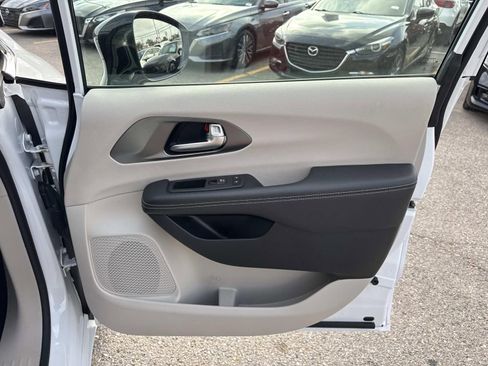 Used 2024 Chrysler Pacifica Limited FWD image 14