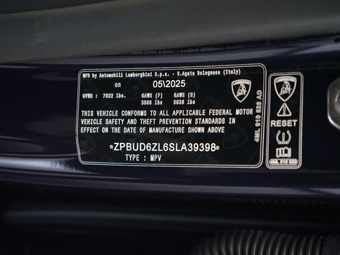 Used 2025 Lamborghini Urus SE AWD/4WD image 37