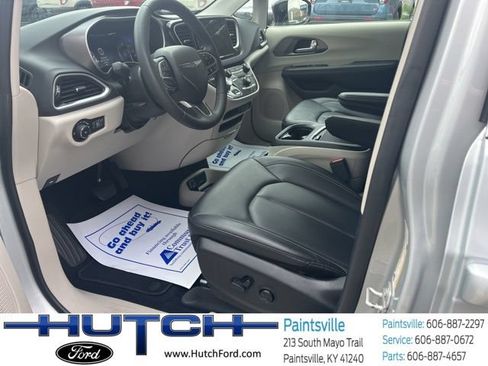 Used 2024 Chrysler Pacifica Touring-L FWD image 20