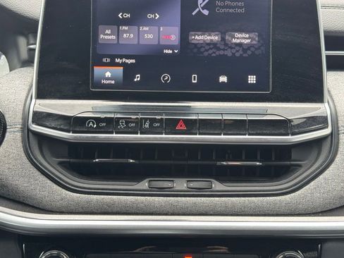 Used 2025 Jeep Compass Latitude image 42