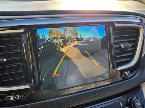 Certified 2018 Chrysler Pacifica Touring-L image 25