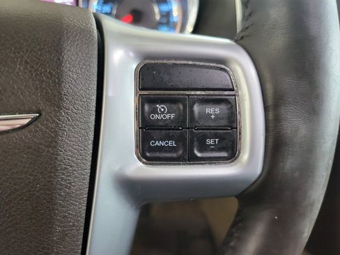 Used 2013 Chrysler Town & Country Touring-L w/ Driver Convenience Group image 22