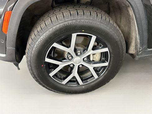 Used 2024 Jeep Grand Cherokee L Limited w/ Luxury Tech Group II image 11