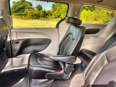 Used 2023 Chrysler Pacifica Touring-L FWD image 14