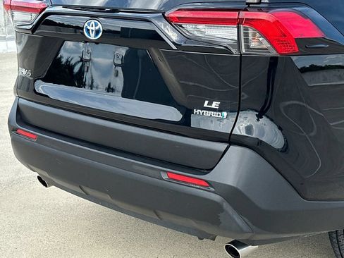 Used 2020 Toyota RAV4 LE AWD/4WD image 4