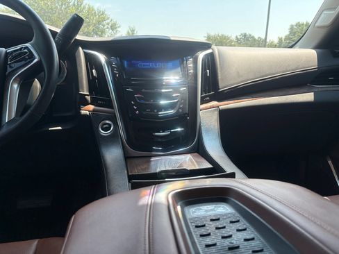 Used 2017 Cadillac Escalade Luxury RWD image 13