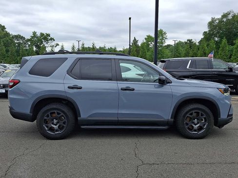 Used 2025 Honda Pilot TrailSport image 7
